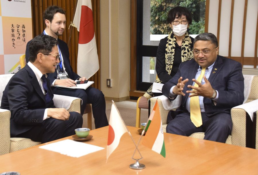 浜田知事と懇談するシビ・ジョージ駐日インド大使＝右（県庁）