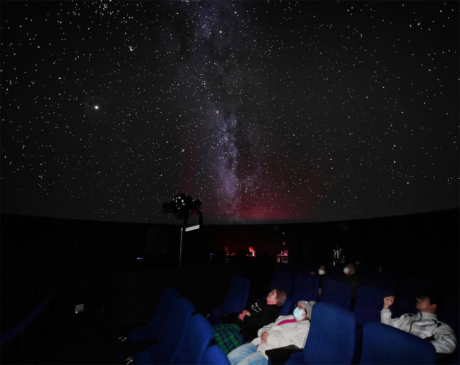 星座が映し出されたプラネタリウム。生解説が好評だ(高知市追手筋2丁目=河本真澄撮影)