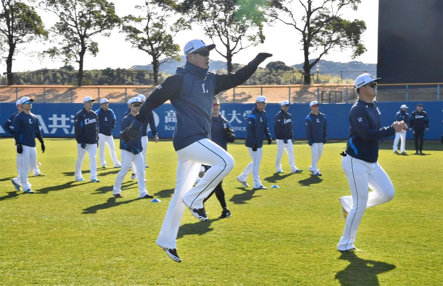 埼玉西武ライオンズが高知で４５年目のキャンプイン。岸潤一郎外野手＝中央＝らＢ班の５０選手が始動した（高知市の春野球場＝河本真澄撮影）