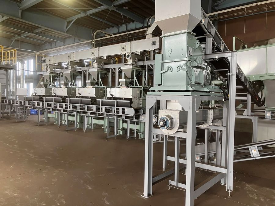竹内鉄工所の粉砕機(右側の機械)を組み込んだ、ペレタイザーのプラント(香川県多度津町=垣内提供)