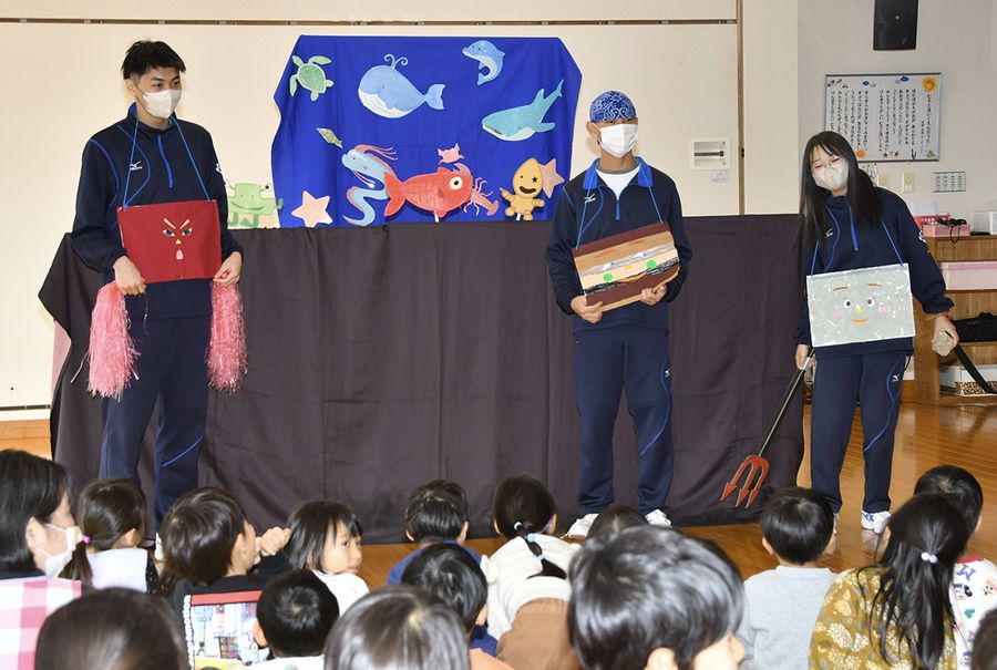 大地の成り立ちなどをコミカルに演じる室戸高校の生徒（室戸市室津のむろと保育園）