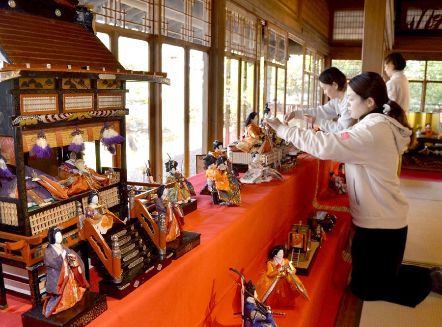 明治から令和までのひな人形が並ぶ四万十街道ひなまつり会場（四万十町茂串町の古民家カフェ「半平」）