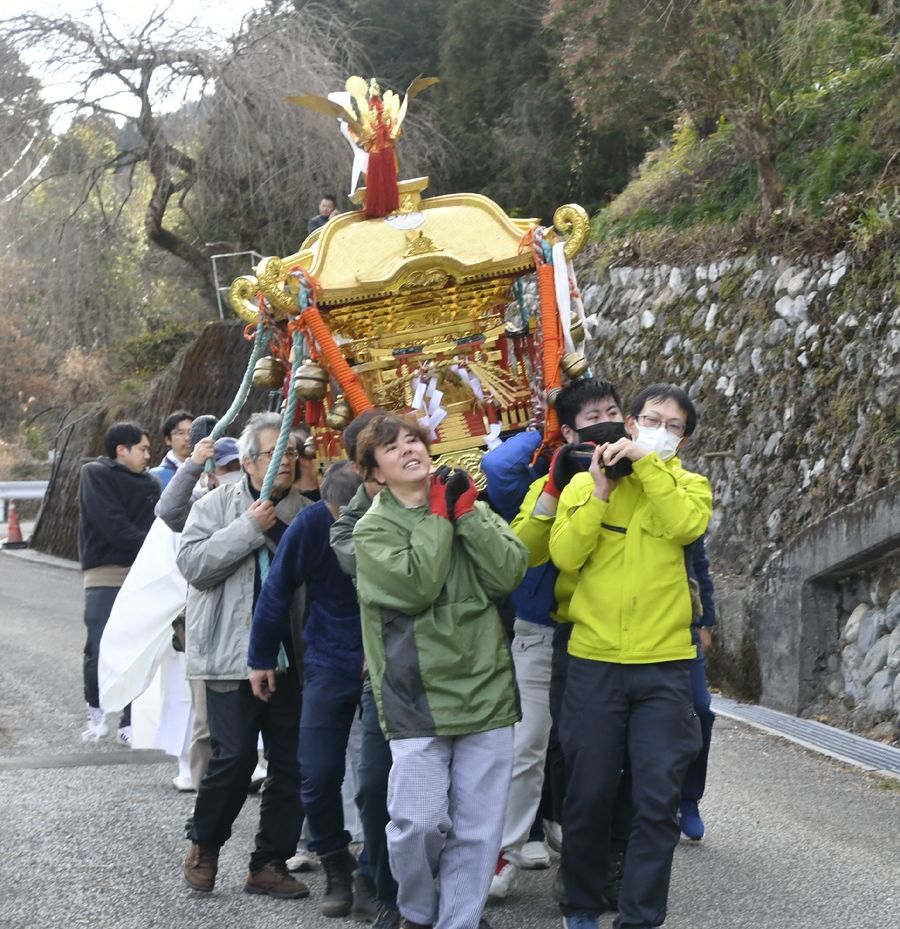 秋葉神社を出発したみこしを担ぐ住民ら（仁淀川町別枝）