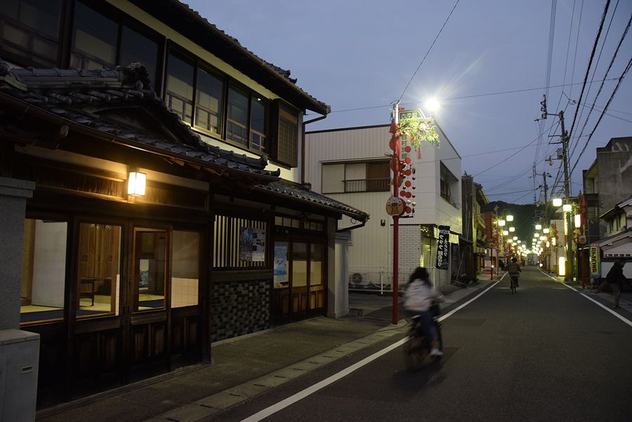 夕刻の商店街。吉村旅館にも明かりがともり、柱時計がぽーんと響く（写真はいずれも須崎市東古市町）