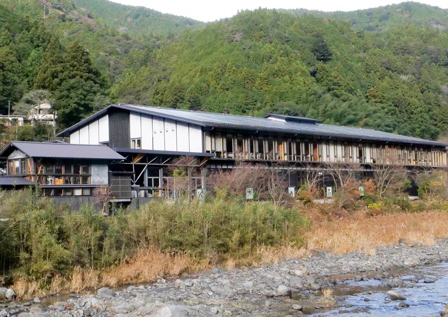 「ゆずの森」の中核、「新ごっくん工場」。黒を基調にした（馬路村）