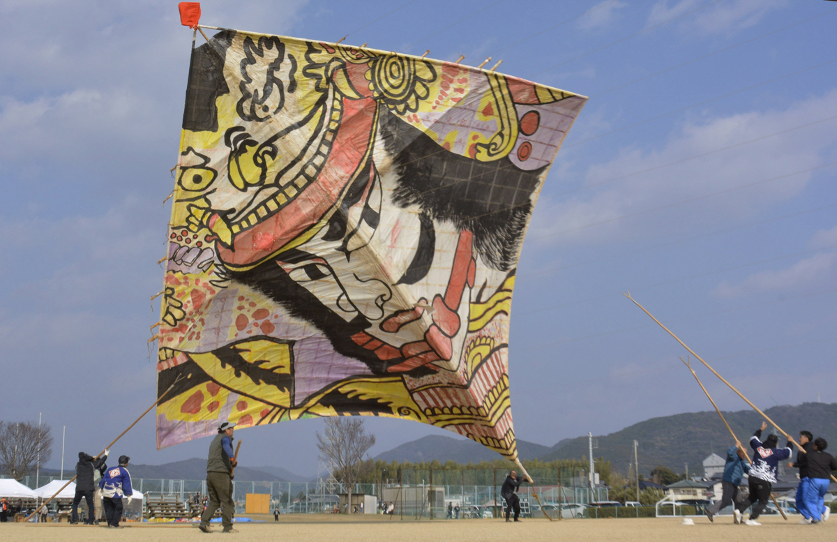 凧 若花田 寺尾 名物100畳凧が見納めか！？ 4年ぶり浮揚後、空中で大破 高知県香南