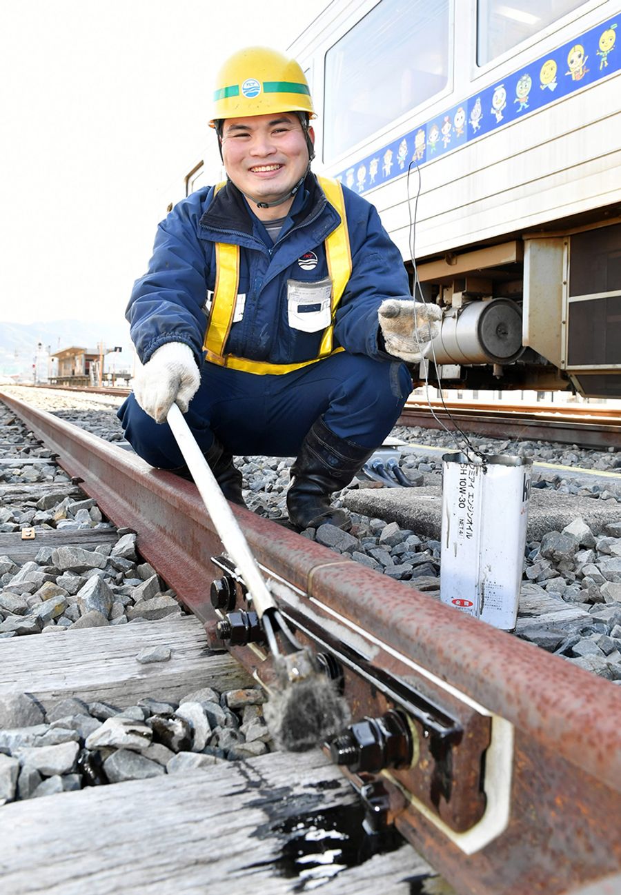 「車もガソリンも値段が上がっている。鉄道に人が戻ってくる時がくるはず」と話す浜渦宏樹さん（安芸市東浜）