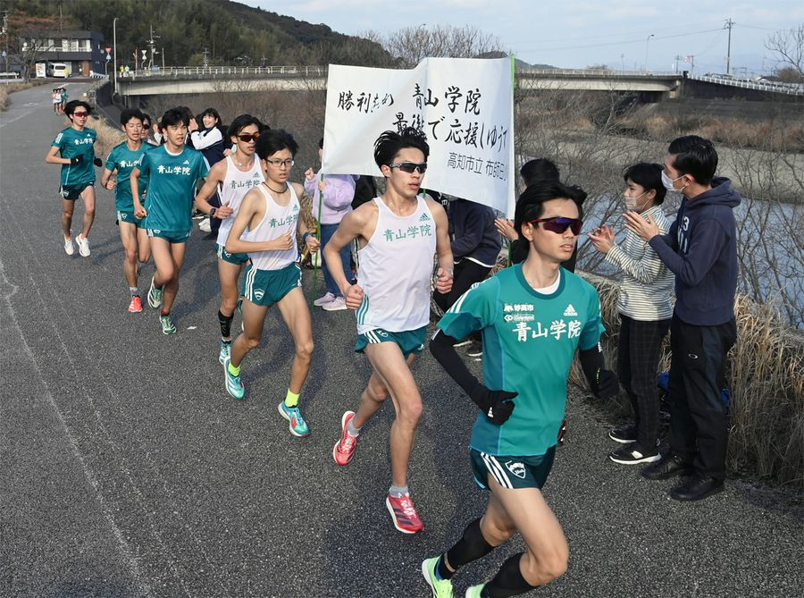 ３年目の高知合宿で軽やかに走る青山学院大陸上部員（高知市内＝佐藤邦昭撮影）