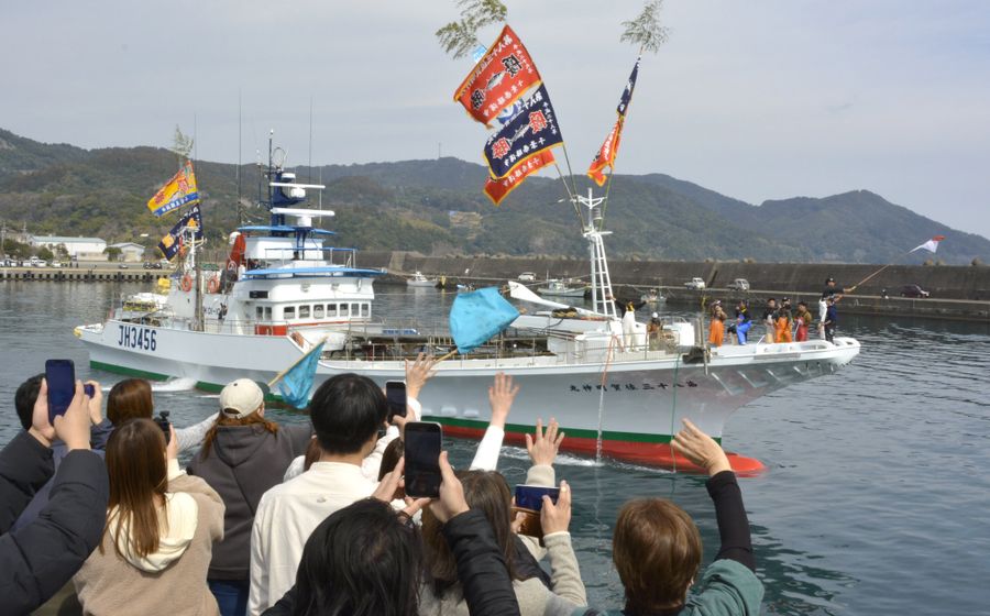 家族や従業員の見送りを受け、出港するカツオ一本釣り船（黒潮町佐賀）