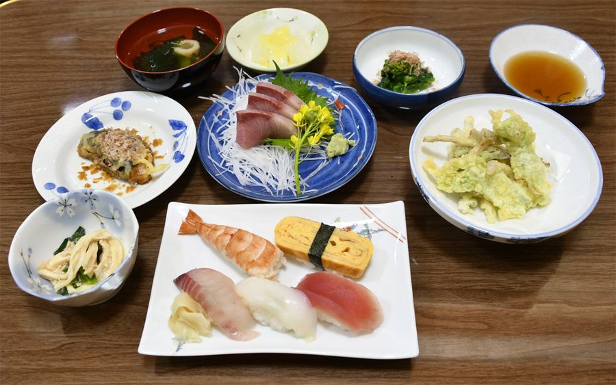 室戸の旬の味が楽しめる春つげ御膳(室戸市室津の立寿し)