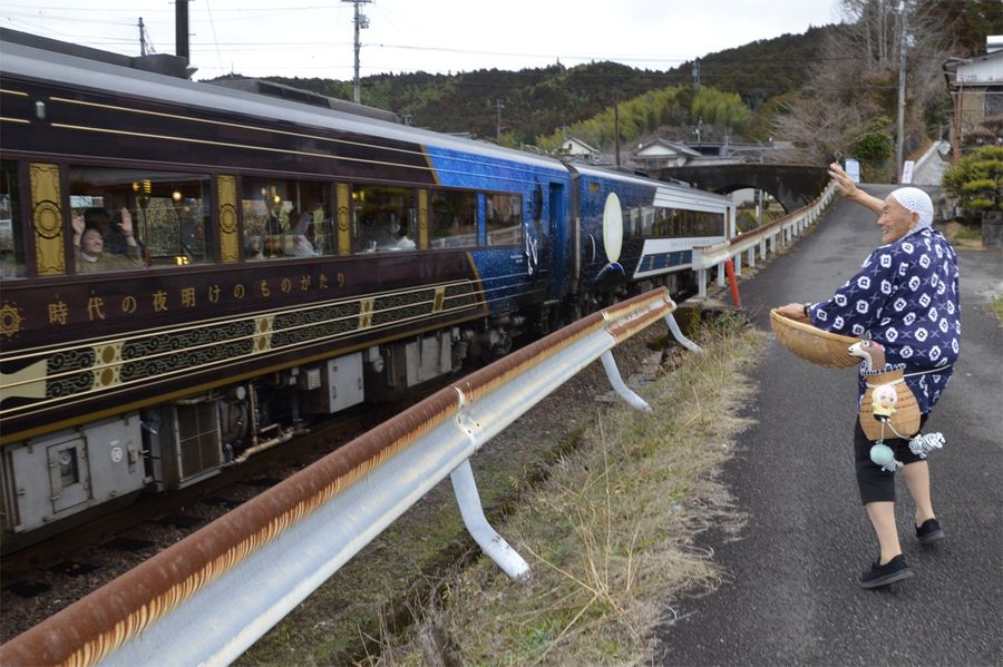 観光列車と並走しながら、乗客と手を振り合う田村梅一さん（四万十町榊山町）