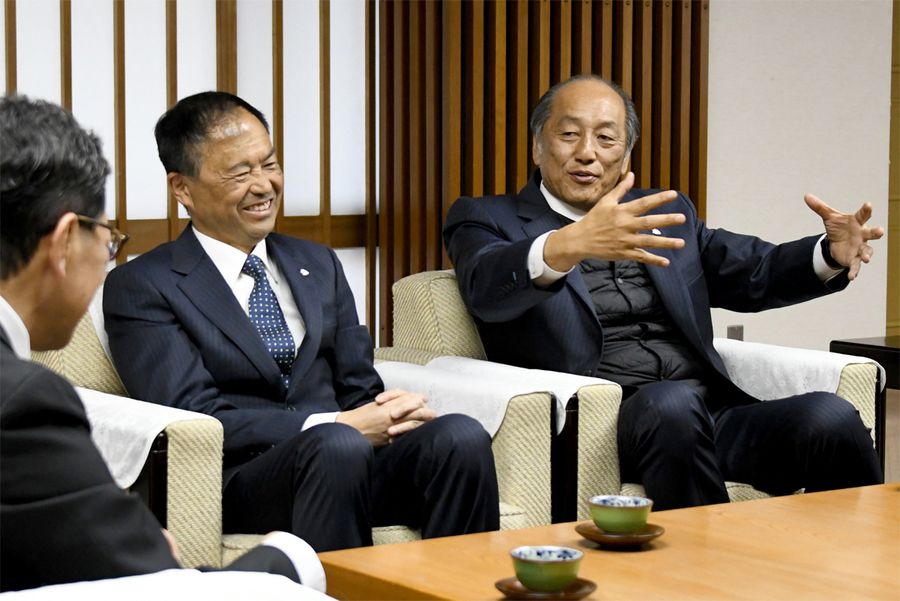 浜田知事に「王座奪還への下地を高知でつくっている」と話す渡辺久信ゼネラルマネジャー=右=と飯田光男球団本部長(県庁)