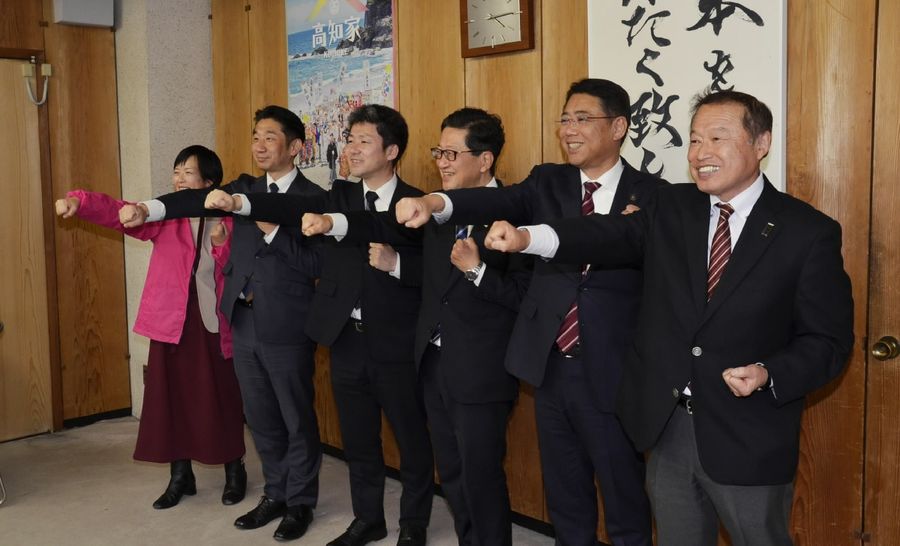 浜田知事と「アンパンチ」のポーズを取る南国、香南、香美の3市長ら(県庁知事室)