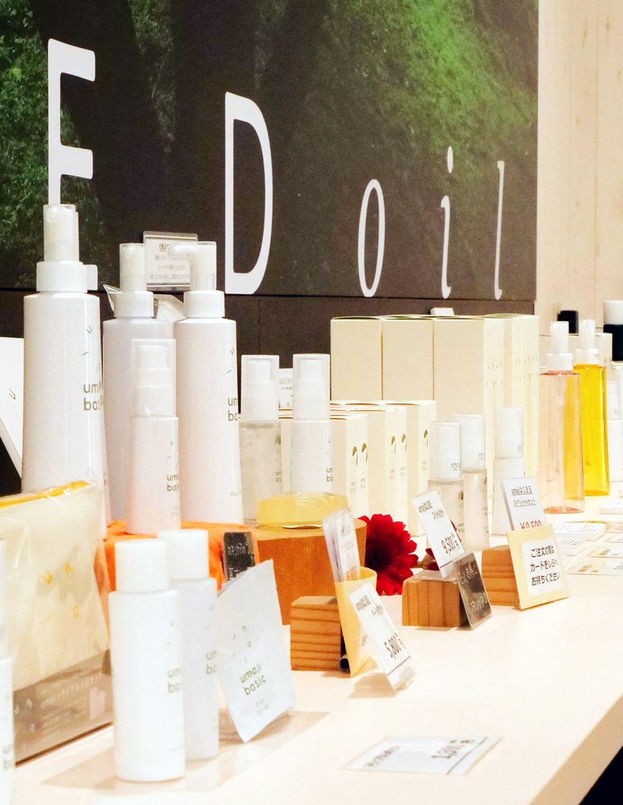 馬路村農協のアンテナ店に並ぶ化粧品（高知市南久保）