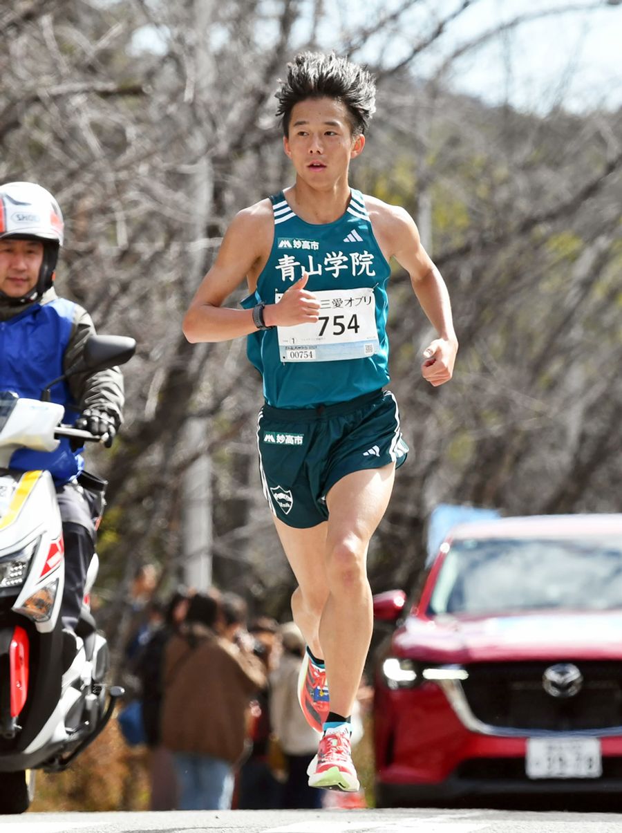 ゴール目前、春野陸上競技場に続く坂道をトップで上る青学大・塩出翔太（森本敦士撮影）