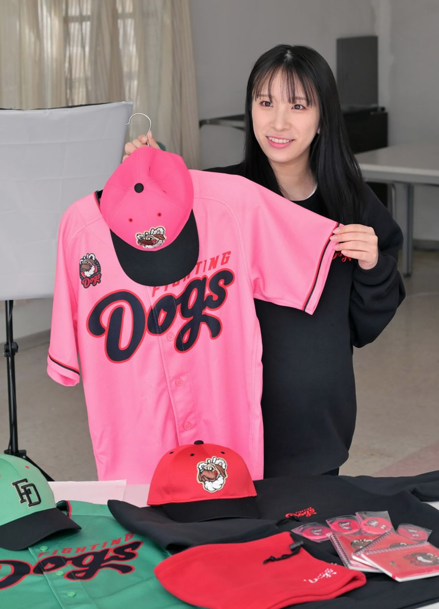 「プロ野球って女性ファンが多いですよね。女性が来やすいアイデアを出していきたい」と話す西森莉奈さん（高知市大谷公園町の球団事務所）