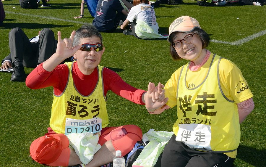 夫婦で手を掲げ完走を喜ぶ大杉勝則さんと美可さん