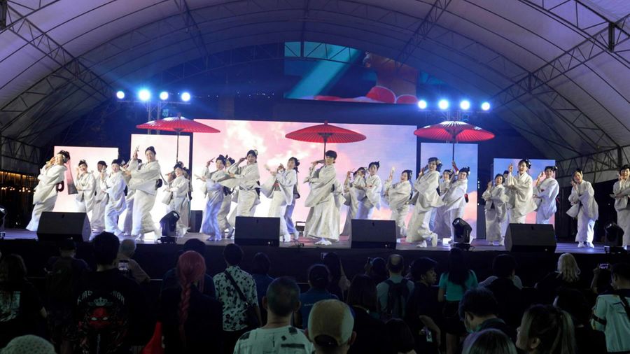 タイのエキスポで披露されたよさこい鳴子踊り。現地の人も手拍子で盛り上がった（２日、中村信幸さん提供）