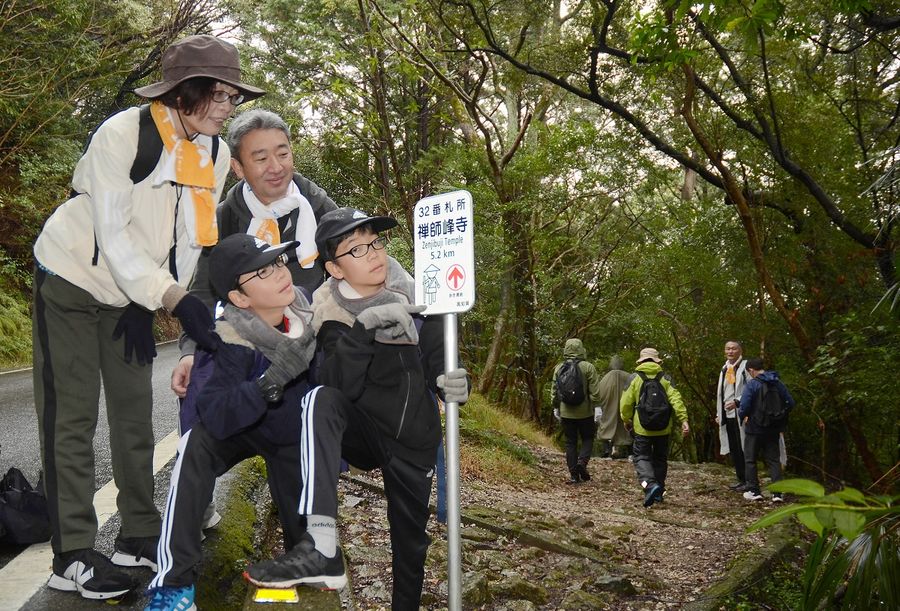 遍路道の案内標識を点検する参加者(高知市五台山)