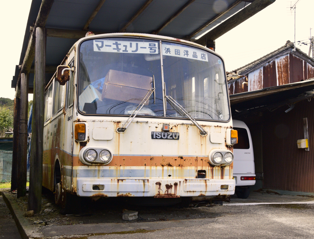 レトロな移動販売バス―《ナイショのメイショ》ちいきのおと(161)弘見