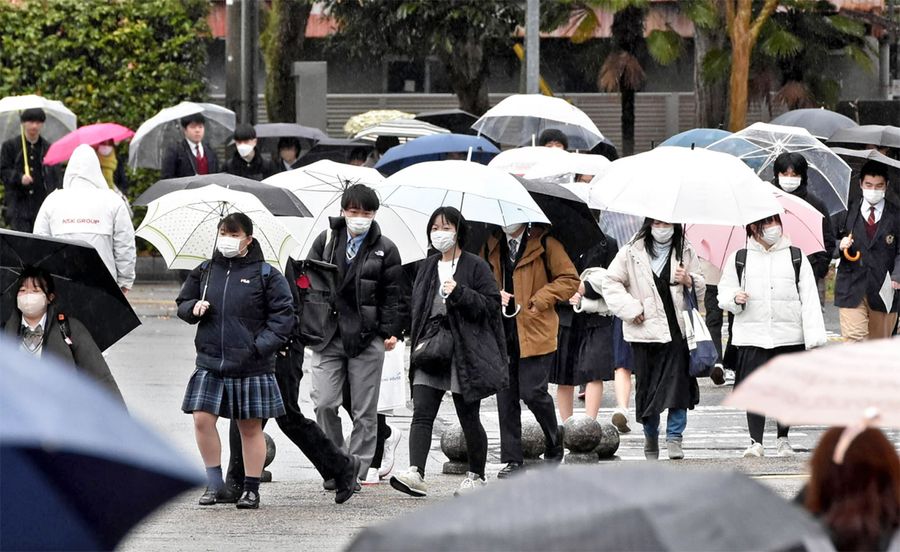 試験会場に向かう受験生（高知市曙町２丁目の高知大学＝加治屋隆文撮影）