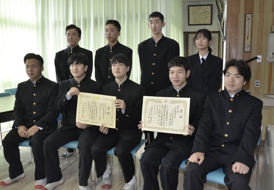 「全国がんばる林業高校生表彰」を受けた高知農業高校の生徒(南国市東崎)