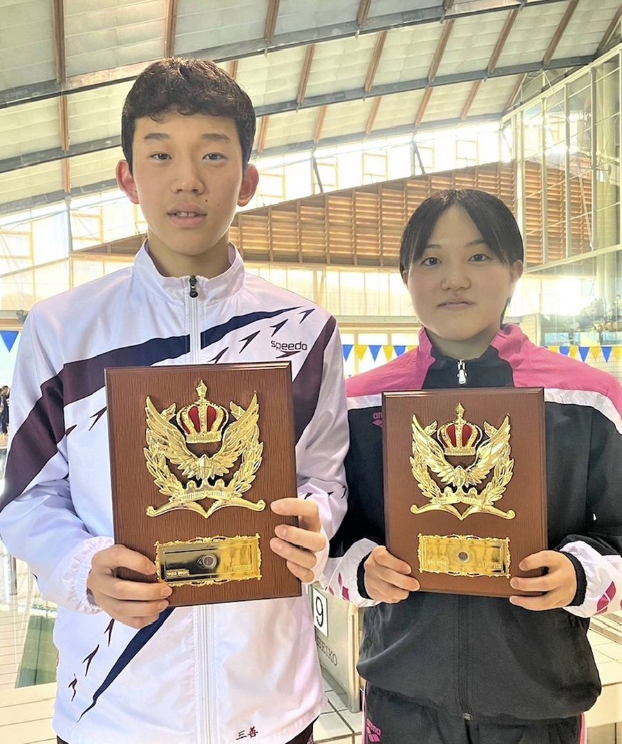 水泳の県春季ジュニア大会で最優秀選手に選ばれた三善大煌＝左＝と栗山陽菜