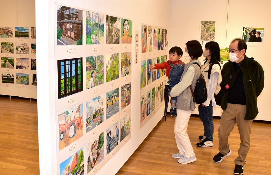 子どもたちの力作が並んだ「第７４回こども県展」（高知市の県立美術館）