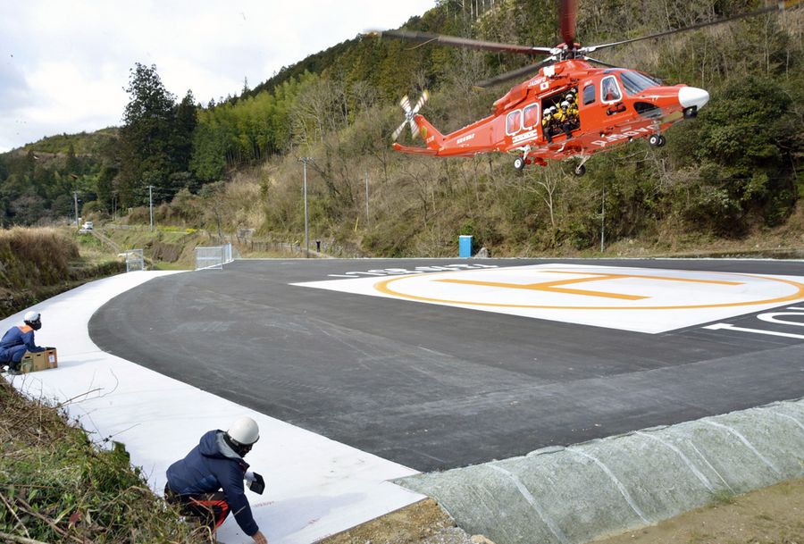 完成したヘリポートを使って実施された支援物資の搬送訓練（いの町中追）