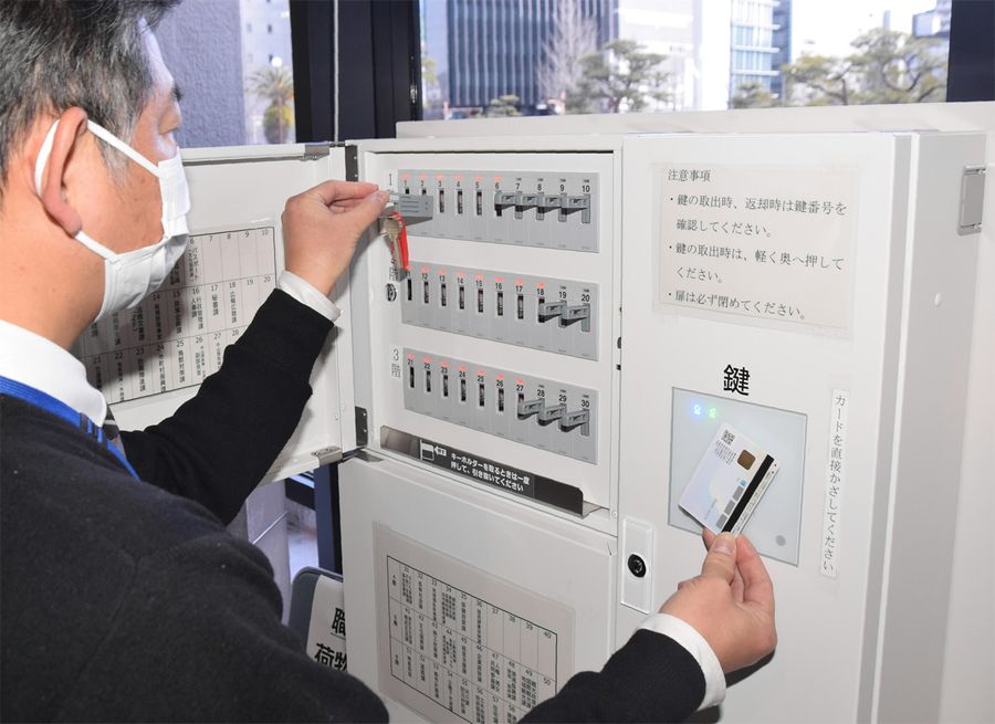マイナンバーカードをかざせば執務室や会議室の鍵を取り出せる（県庁本庁舎）