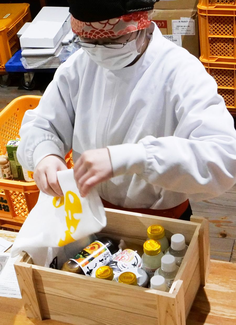 手作り木箱＋タオルの緩衝材＝環境セット（馬路村農協）