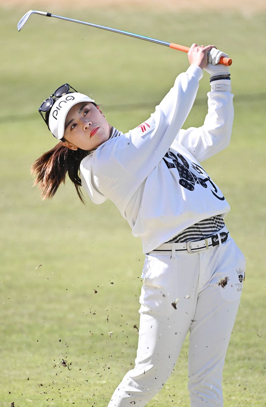 この日のベストスコア67をマークし、10アンダーで2位に食い込んだ藤田かれんの16番セカンドショット(土佐CC=佐藤邦昭撮影)