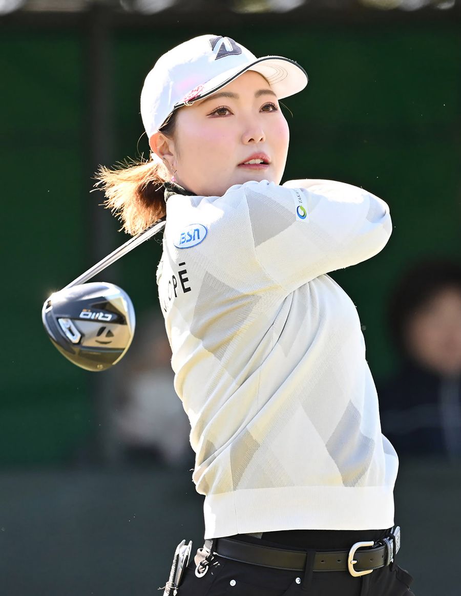 スタート１番の高橋彩華のティーショット。藤田かれんとともにベストスコア６７で１０アンダーの２位（土佐ＣＣ＝佐藤邦昭撮影）