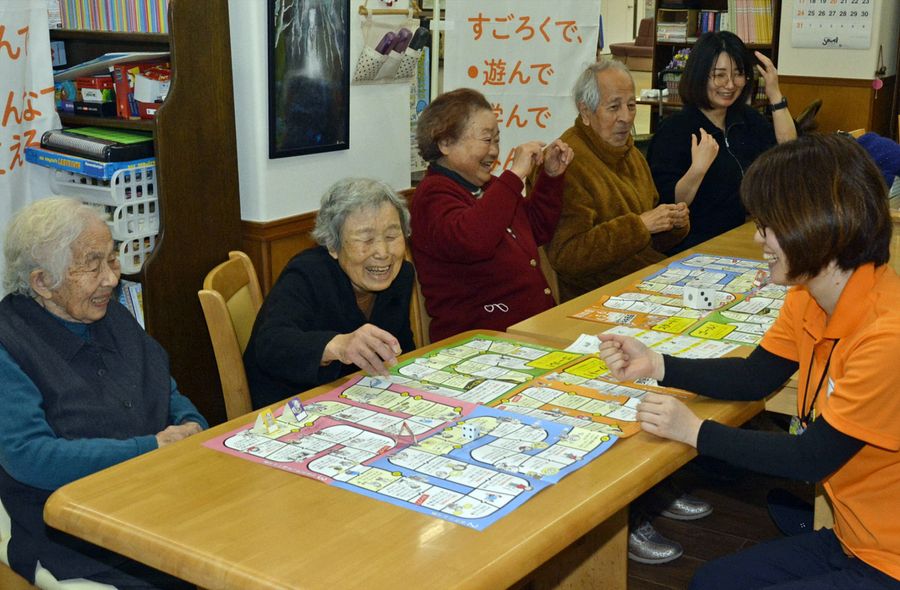 認知症すごろくで盛り上がるお年寄りら(いの町の「すこやかセンター伊野」)
