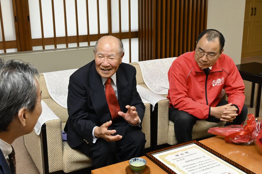 受賞を喜ぶ市川浩司代表＝右＝と矢代安治さん（県庁）
