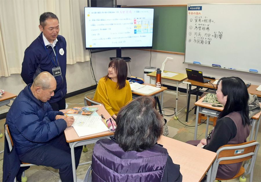 教室で語らう１期生４人と担任（高知市の高知国際中学校夜間学級）