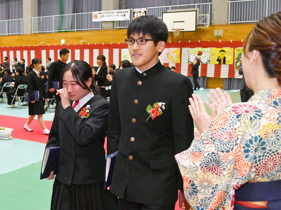 夢に向かって歩く」高知県内公立中で卒業式 4535人が巣立ち | 高知新聞