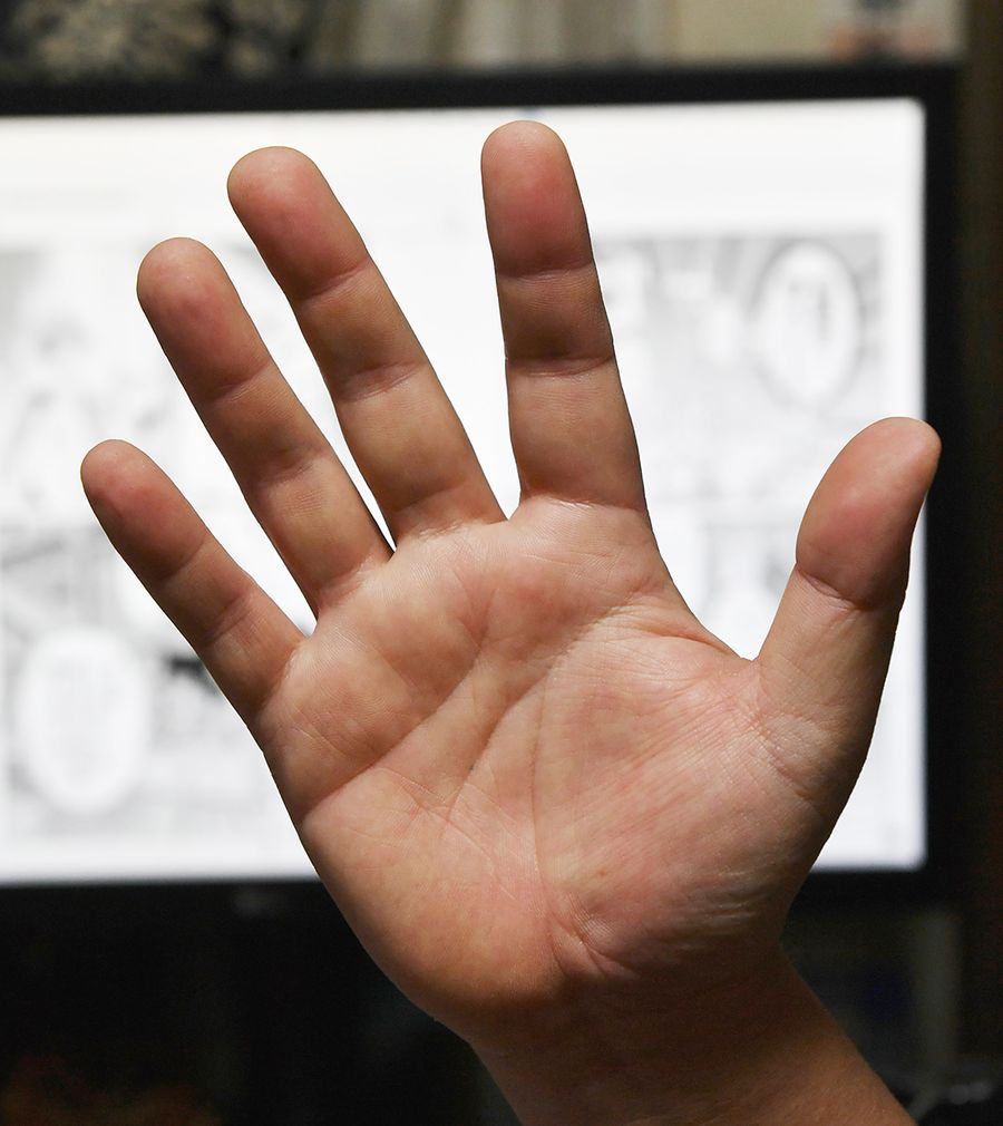 毎日ペンを持つ森田将文さんの右手（写真はいずれも香南市）