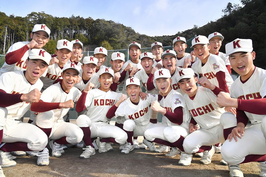 甲子園も一丸で頂点を目指す高知ナイン。気合を込めて「ヤアーーッ！！」（高知市の高知高グラウンド）