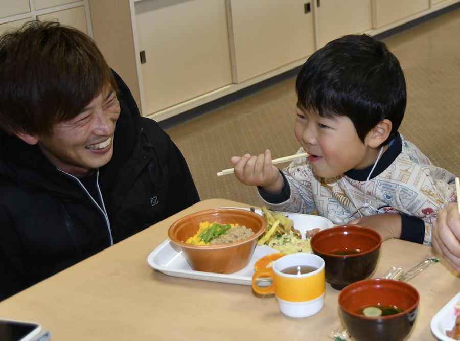 「おいしい？」と問いかける北岡竜馬さん＝左＝に笑顔を見せる子ども（室戸市保健福祉センターやすらぎ）