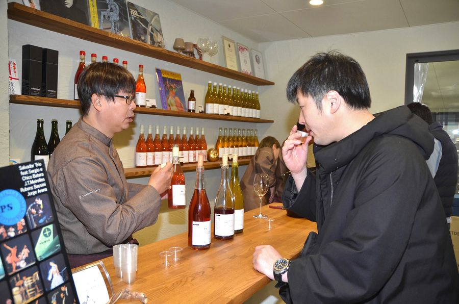 県産ワインを試飲する客（高知市廿代町の醸造所）