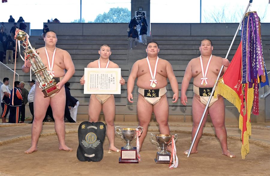 優勝した鳥取城北。左からムンフビルグーン、三橋、西村、加藤（春野相撲場＝森本敦士撮影）