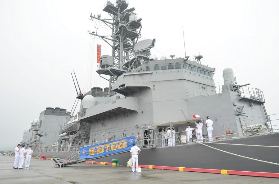 高知新港に寄港した海上自衛隊の護衛艦「ゆうだち」（２０２０年７月）