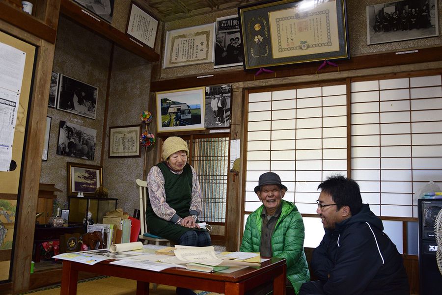 荒木初子さんの写真や、当時のメモ書きなど貴重な資料が残る荒木初子記念館（写真はいずれも宿毛市沖の島町弘瀬）