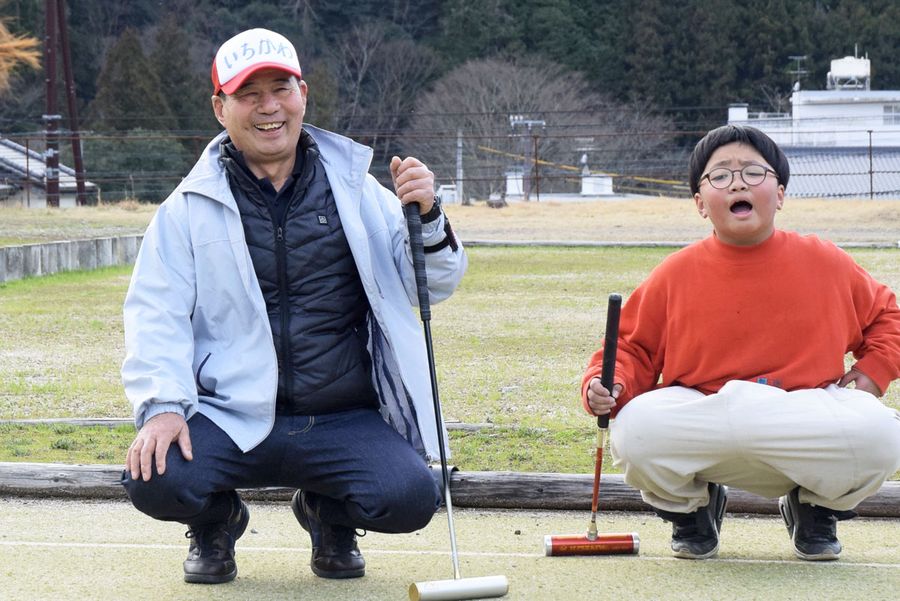 梼原小の児童たちとゲートボールを楽しむ市川辰寿さん(梼原町川西路)