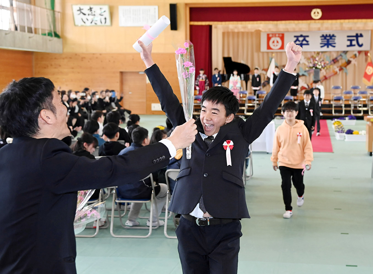 児童5000人が学びや巣立つ 県内小学校で卒業式 | 高知新聞