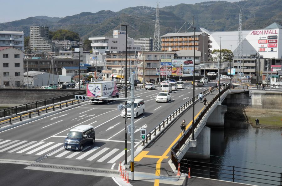 完成した高知駅秦南町線。４車線化され久万川橋の歩道も拡幅された（高知市塩田町）