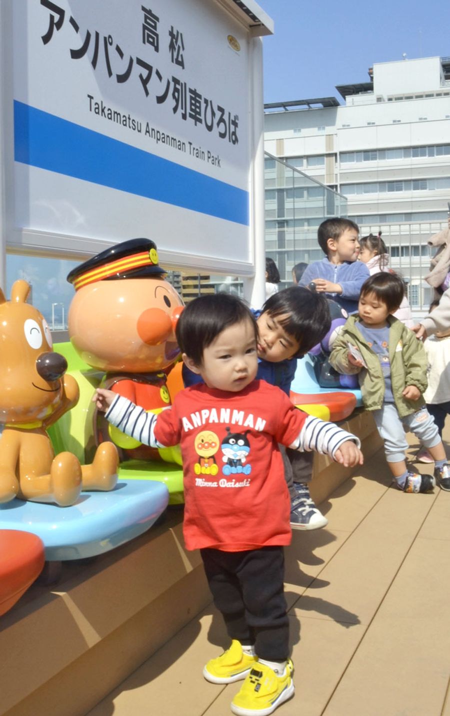 子どもたちでにぎわう「アンパンマン列車ひろば」（高松市のＴＡＫＡＭＡＴＳＵ　ＯＲＮＥ）