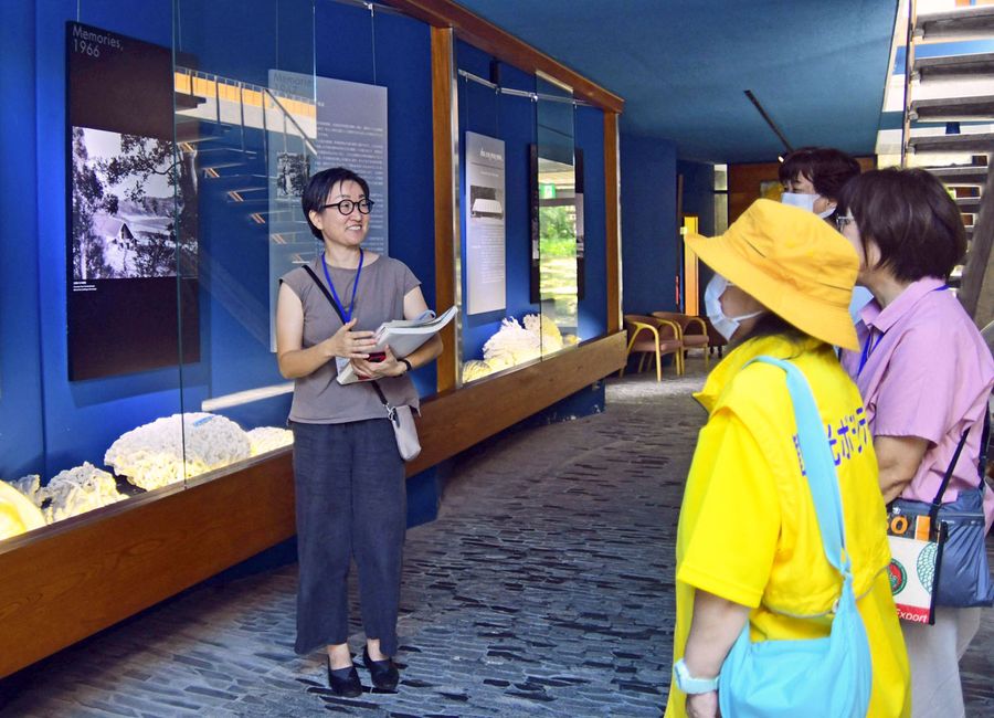 海のギャラリーを拠点に地域資源の魅力発掘に取り組む「海ギャラＣｈｉｌｌ　Ｏｕｔ」の黒井博美さん（左）＝土佐清水市の「海のギャラリー」