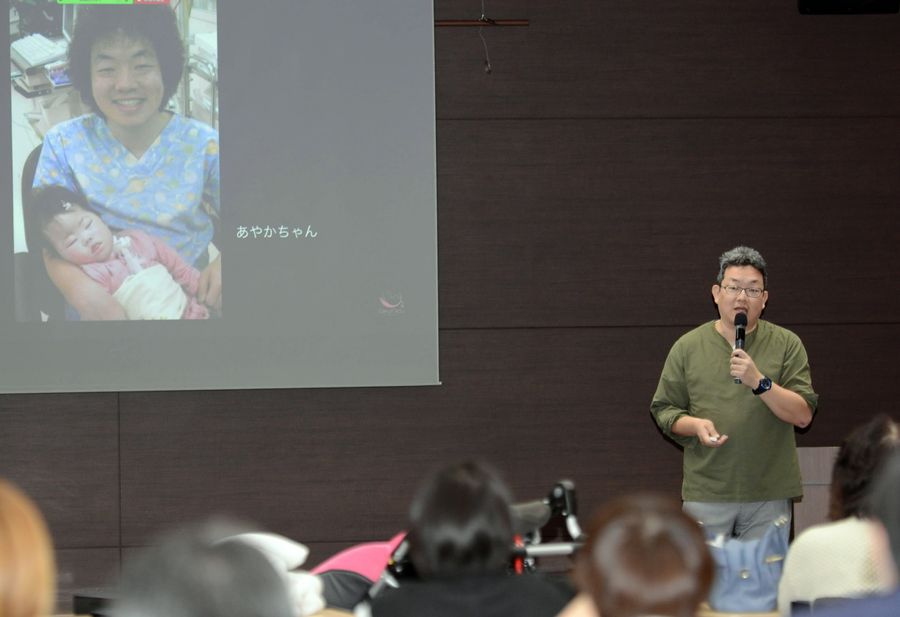 医療的ケア児の家族への配慮を訴える寺沢大祐医師（高知市知寄町２丁目のちより街テラス）